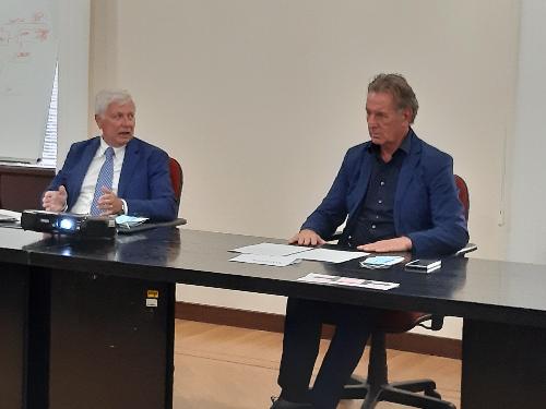 L'assessore regionale allo Sviluppo sostenibile Fabio Scoccimarro (a destra nella foto) con il direttore di Arpa Fvg Stellio Vatta nella conferenza stampa odierna in Sala Mosaico della Regione a Trieste